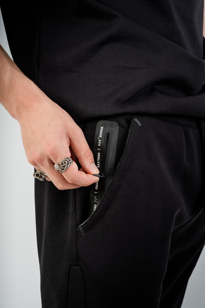 Error_404 Shorts - Jet Black